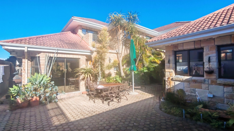 5 Bedroom Property for Sale in Outeniqua Strand Western Cape